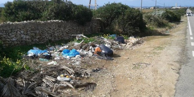 Cumulo di rifiuti sulla strada per Sorso
