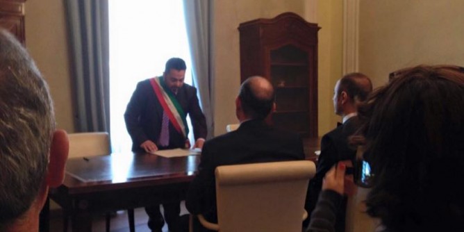 Porto Torres, foto matrimonio gay: è solo un bluff