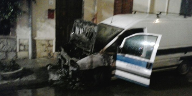 Furgone a fuoco ad Alghero | Foto