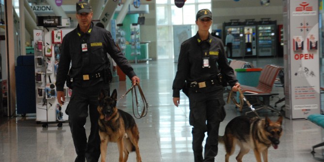 Bilancini e droga, nei guai 24enne