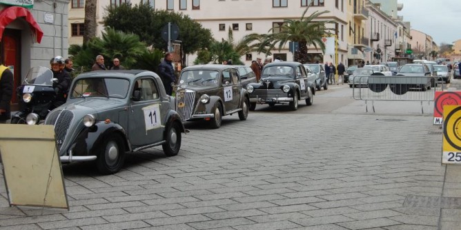 Sessanta auto d’epoca animano Porto Torres