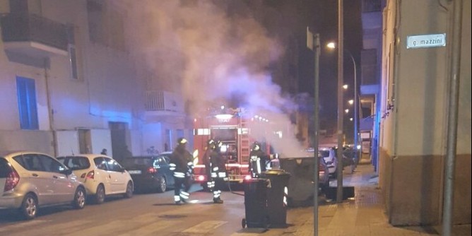 Alghero: cassonetto in fiamme nella notte