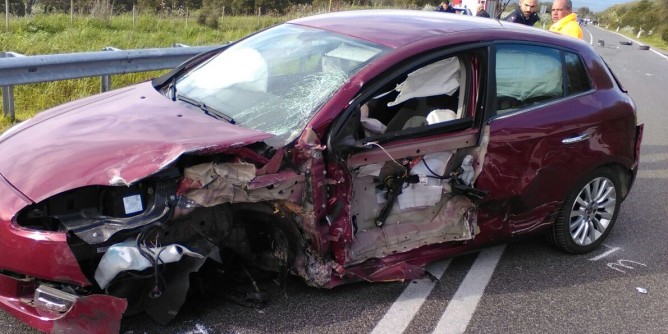 Frontale tra due vetture, soccorsi in elicottero | Foto