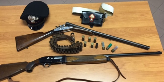 Minaccia la moglie e i carabinieri. 58enne si barrica in casa con fucile