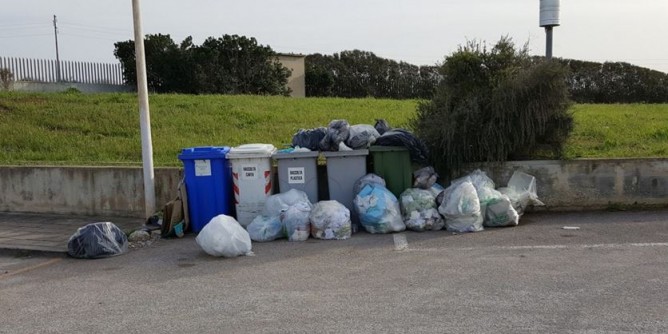 Porto Torres: degrado e spazzatura in città, protesta dei cittadini