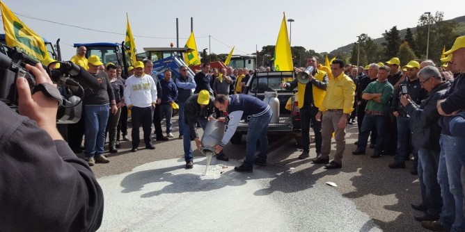 Protesta Coldiretti nel Nuorese. Trattori da Pratosardo verso la 131