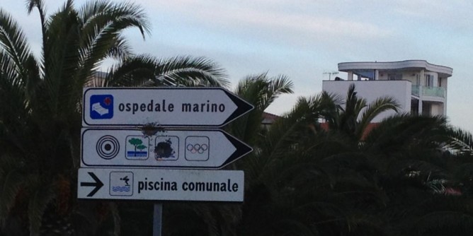 Cartelli impallinati anche ad Alghero | Foto