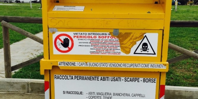 Ventidue contenitori per la raccolta indumenti usati
