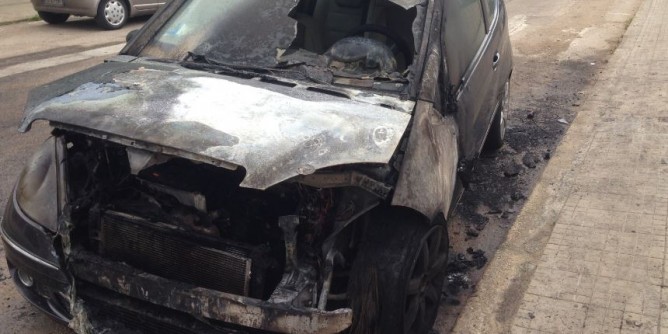 Auto in fiamme: distrutta Mercedes di un imprenditore
