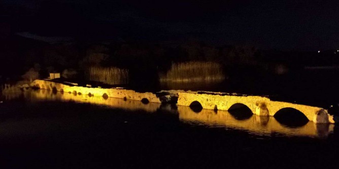Ponte romano illuminato a Fertilia