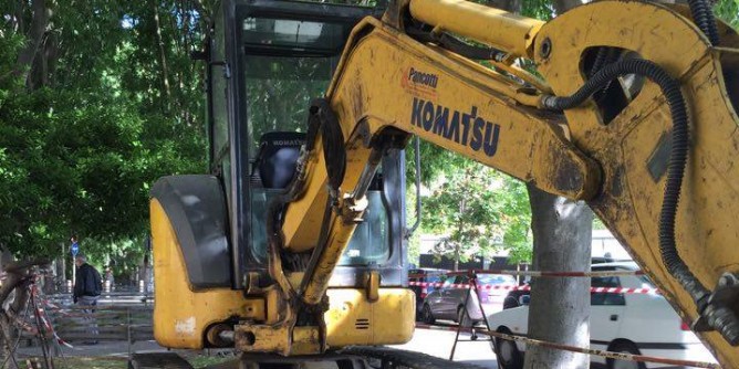 Ciclabile in Viale Dante: ruspa e proteste | Foto