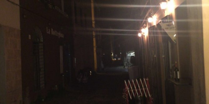 Centro storico al buio da giorni, vandali in azione