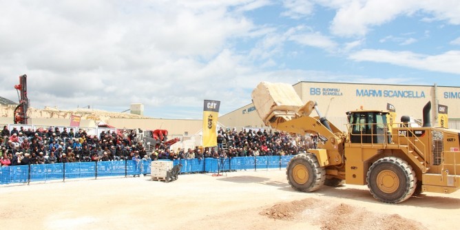 I <i>giganti</i> Caterpillar davanti a 800 imprenditori 