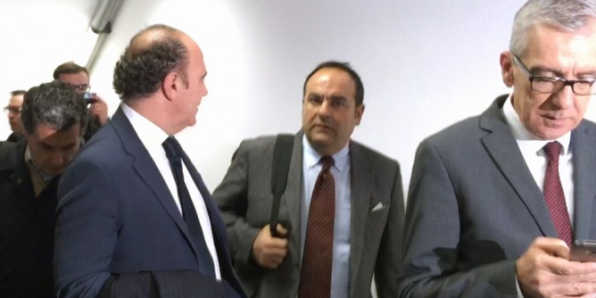 Effetto-<i>Dem</i>: crolla laeroporto, veleni e proteste