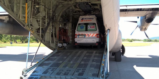 Otto anni in pericolo di vita: volo da Alghero
