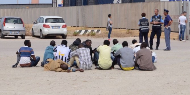 Migranti in fuga dall’isola nel porto turritano