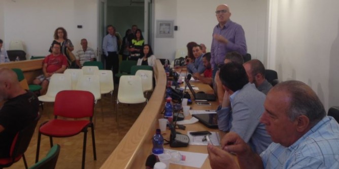 Opposizione critica: maggioranza in altomare, scialuppa di Piras