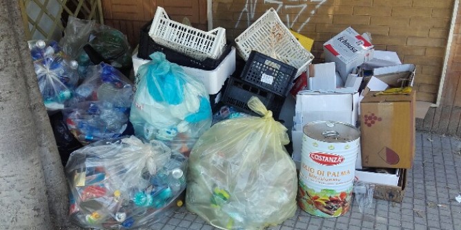 Cassonetti via, ma c´è la discarica | Foto