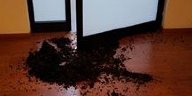 Quartu: vaso scagliato contro l´ufficio del sindaco