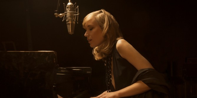 A Neoneli la cantante australiana Sarah McKenzie