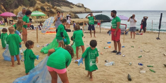 Porto Torres, differenziare in spiaggia: un gioco da bambini
