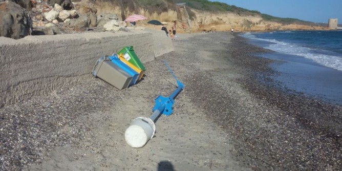 Abbacurrente: palo scardinato e cestelli buttati nella spiaggia