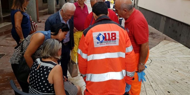 Scivola sul pavimento bagnato: donna ferita in piazza Garibaldi