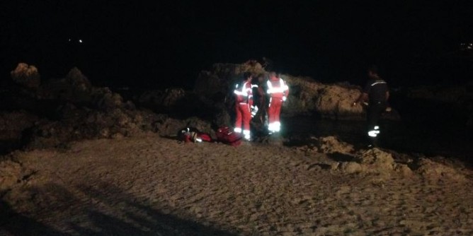 Renaredda, inseguito da 2 pitbull cade sugli scogli: ferito 21enne