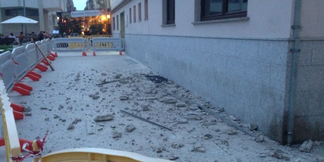 Transenne in piazza Umberto I: calcinacci dall’ufficio tecnico