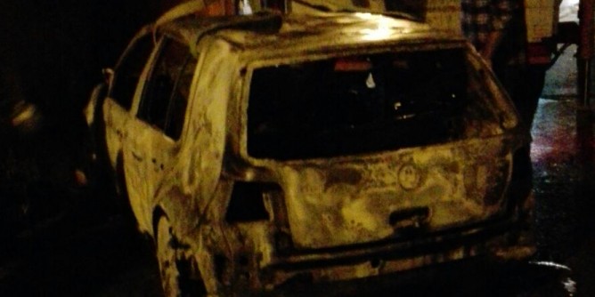 A fuoco una Polo nella notte