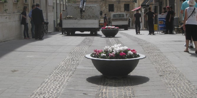 Fioriere e panchine in centro storico