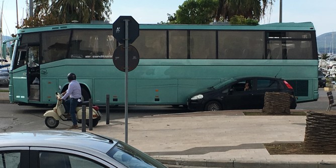 Incidente in <i>Bousquet</i>: pullman centra auto