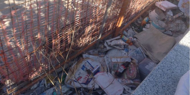Tensostruttura Lunardi: deposito di rifiuti attorno al cantiere