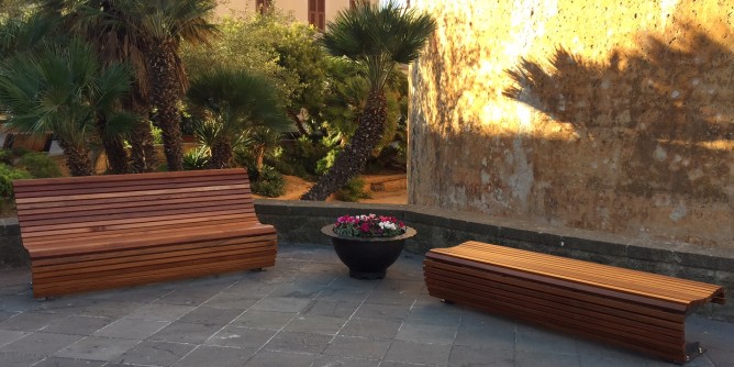 Nuove panchine in legno in piazza