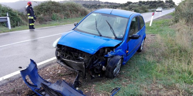 Auto fuori strada, algherese in ospedale