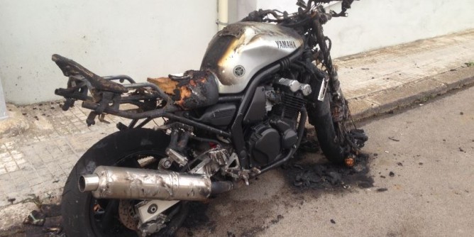 Doppio atto incendiario: moto distrutta e auto danneggiata