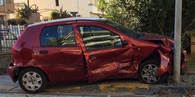 Brucia lo stop e centra la macchina