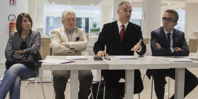 Aeroporto, Pili attacca ancora. «Regione sbaglia, non serve legge»