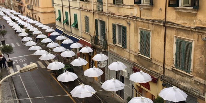 Ancora <i>ombrelli</i> sotto il cielo di Sassari