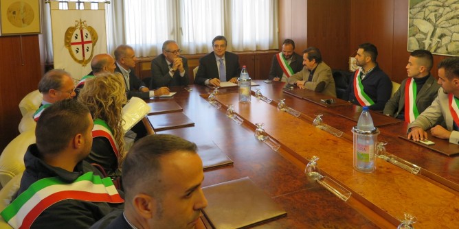 Renzi incontra i sindaci sardi