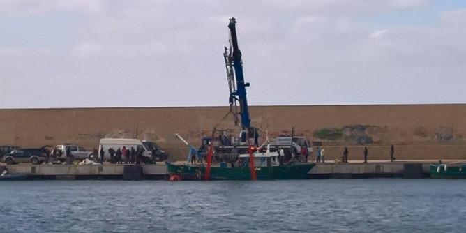 Alghero: recuperato il peschereccio affondato