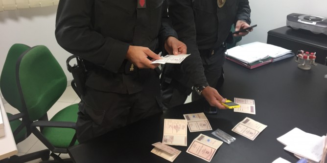 Sbarca ad Olbia con 7 documenti falsi: ghanese in manette