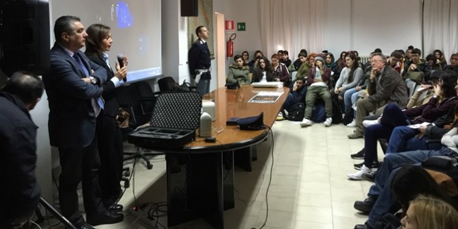 “…Questo non è amore” entra a scuola