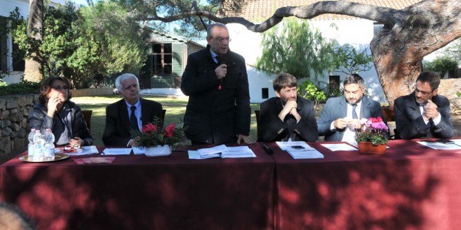 Caprera, <i>contratto</i> per isole minori