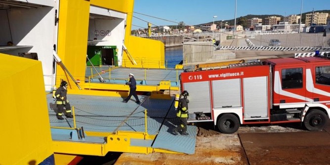 Incendio a bordo, ma è un'esercitazione