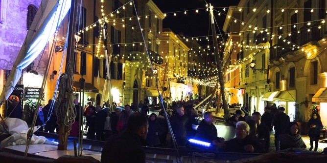<i>e</i>Luce<i>fu</i> nel Centro di Alghero. <i>Stracci</i> firmati illuminano il Natale