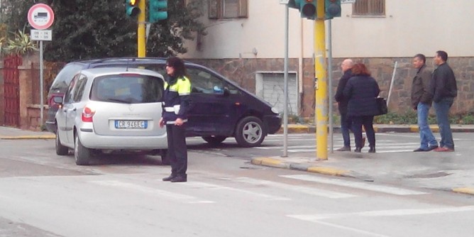 Semaforo in tilt, scontro in via Degli Orti