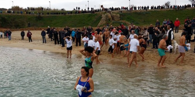 Bagno di Capodanno: più di 40 sfidano il mare di Balai