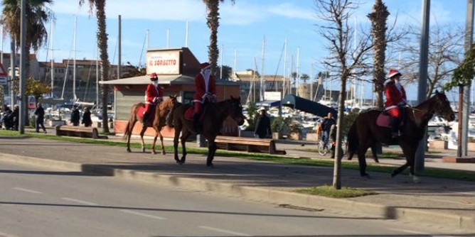 Babbi Natale a cavallo per Alghero