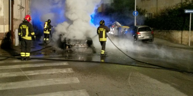 Tre auto a fuoco nella notte